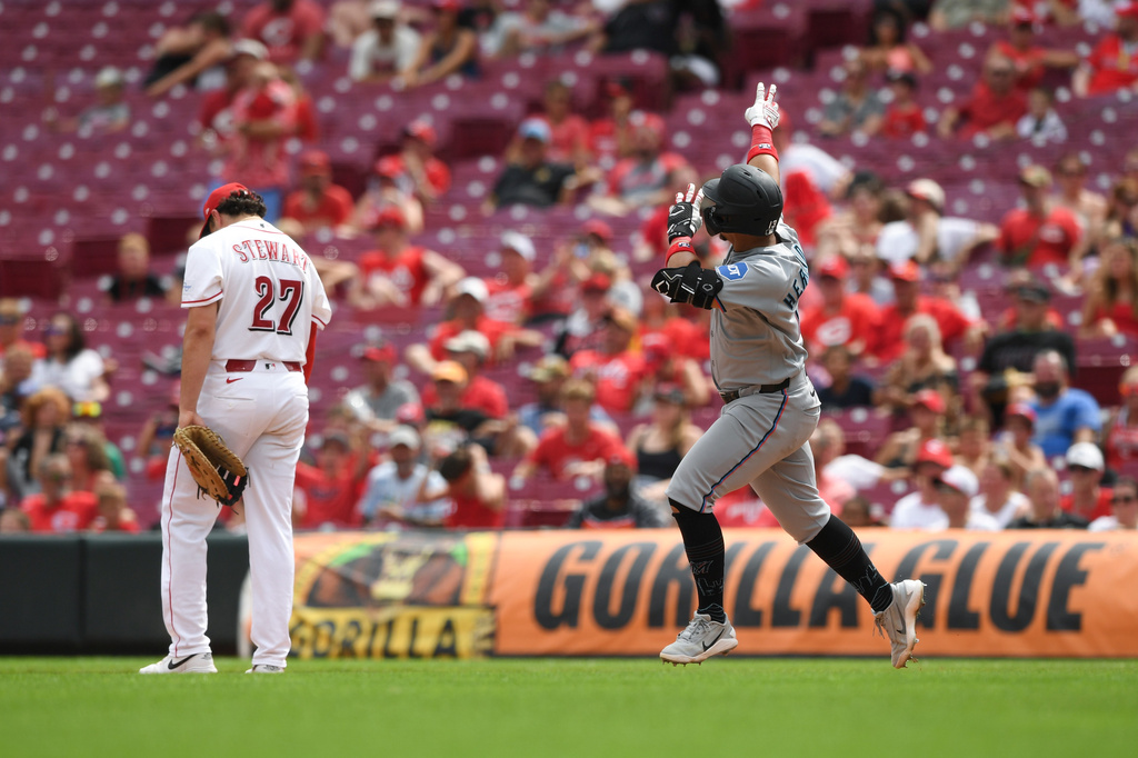 Hernández, Sanoja hit HRs in Marlins 7-1 win over Reds